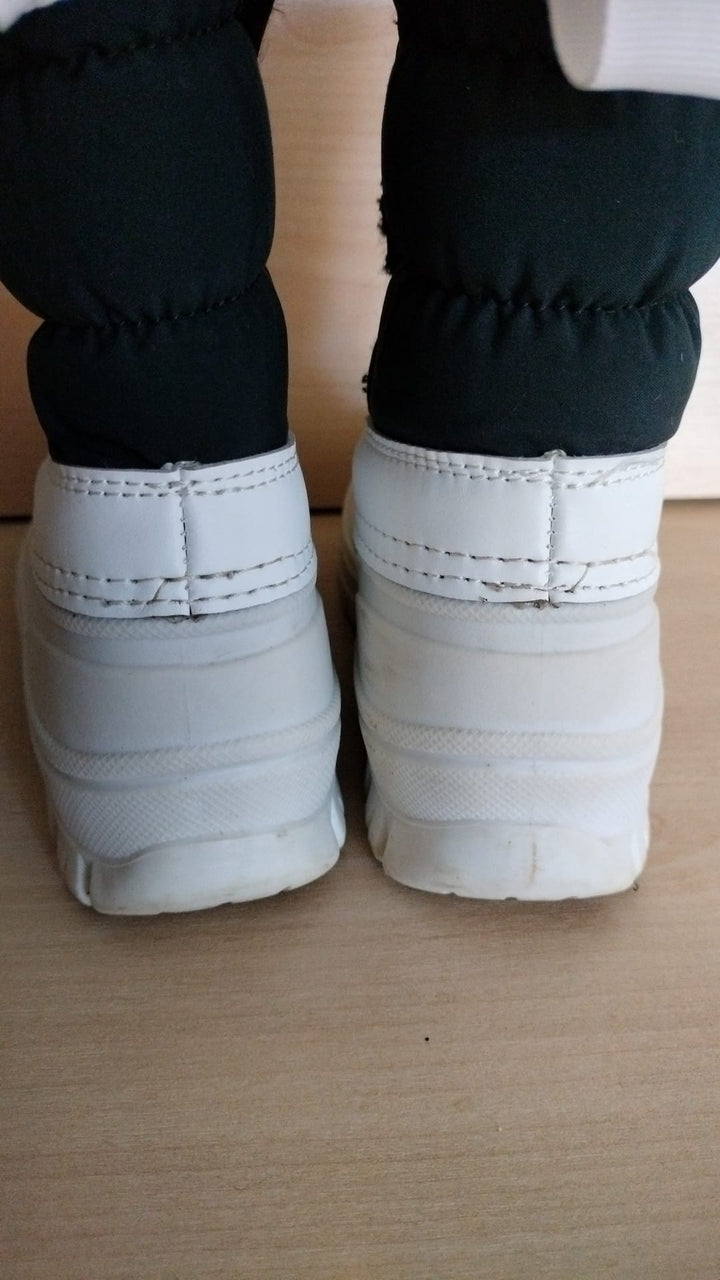 Pre Loved Roarsome Kids Snow Boots Size Grade A