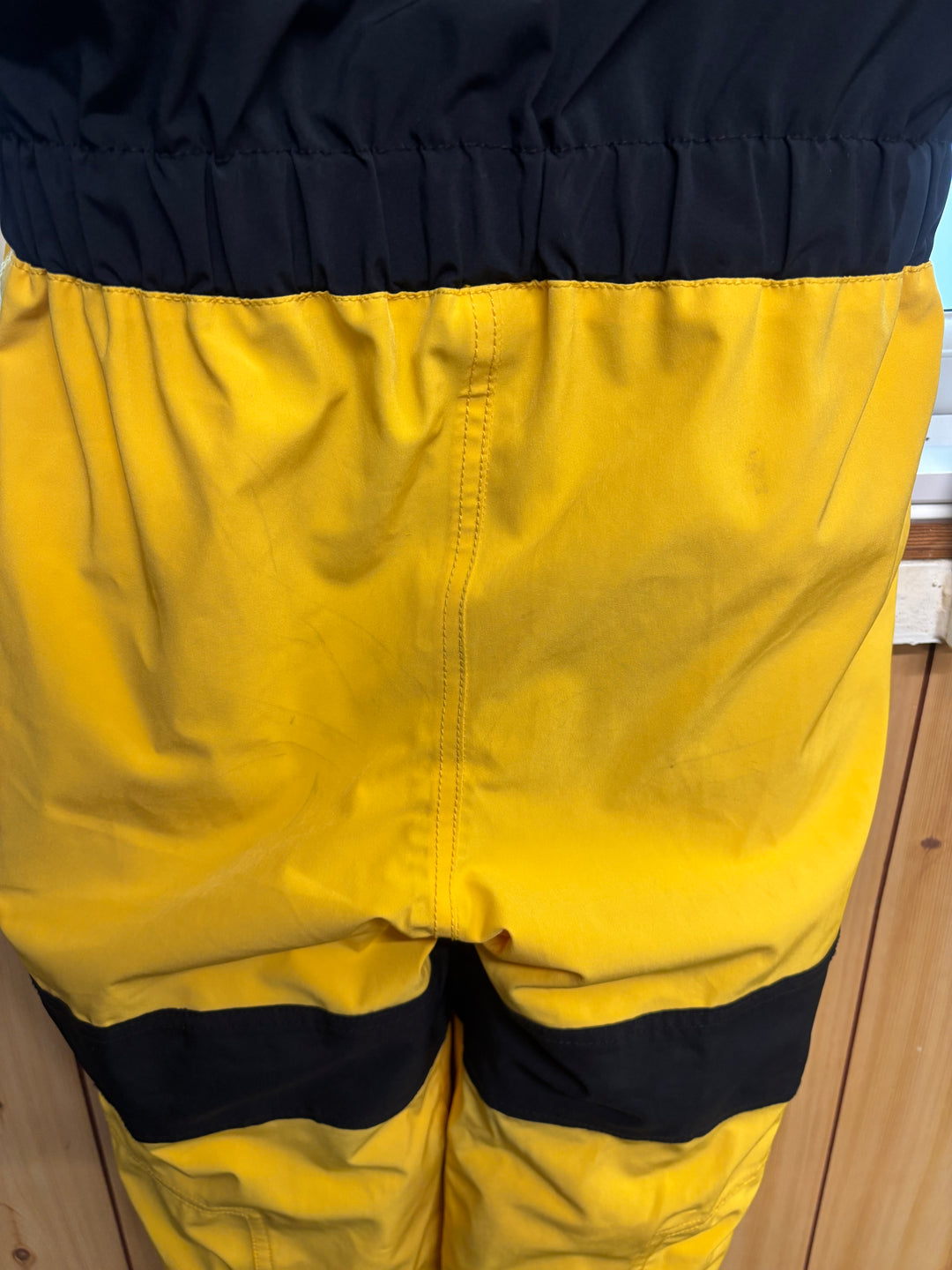 Pre Loved Roarsome BUZZ the Bee Snowsuit - Age 5-6 (173)