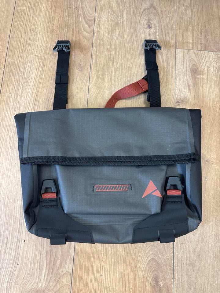 Pre Loved Altura Vortex Waterproof 7L Handlebar Bag (ID 6005)