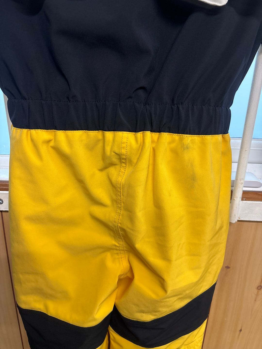 Pre Loved Roarsome BUZZ the Bee Snowsuit - Age 6-7 (174)