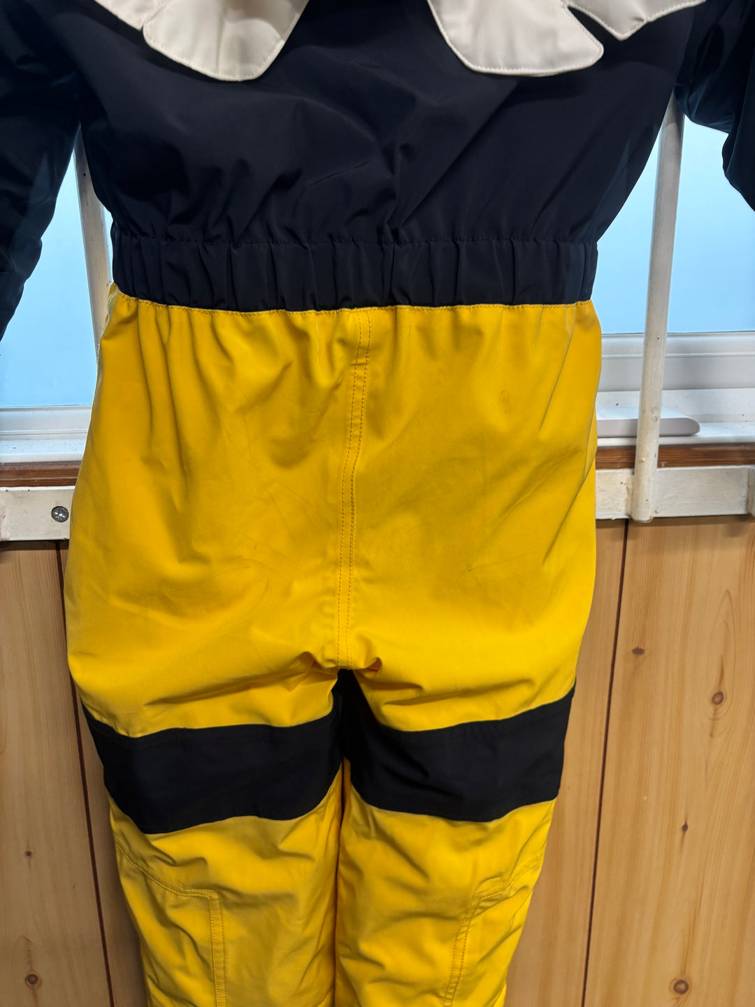 Pre Loved Roarsome BUZZ the Bee Snowsuit - Age 5-6 (173)