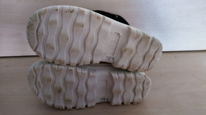 Pre Loved Roarsome (Dinoski) Kids Snow Boots Size EU33 (382)