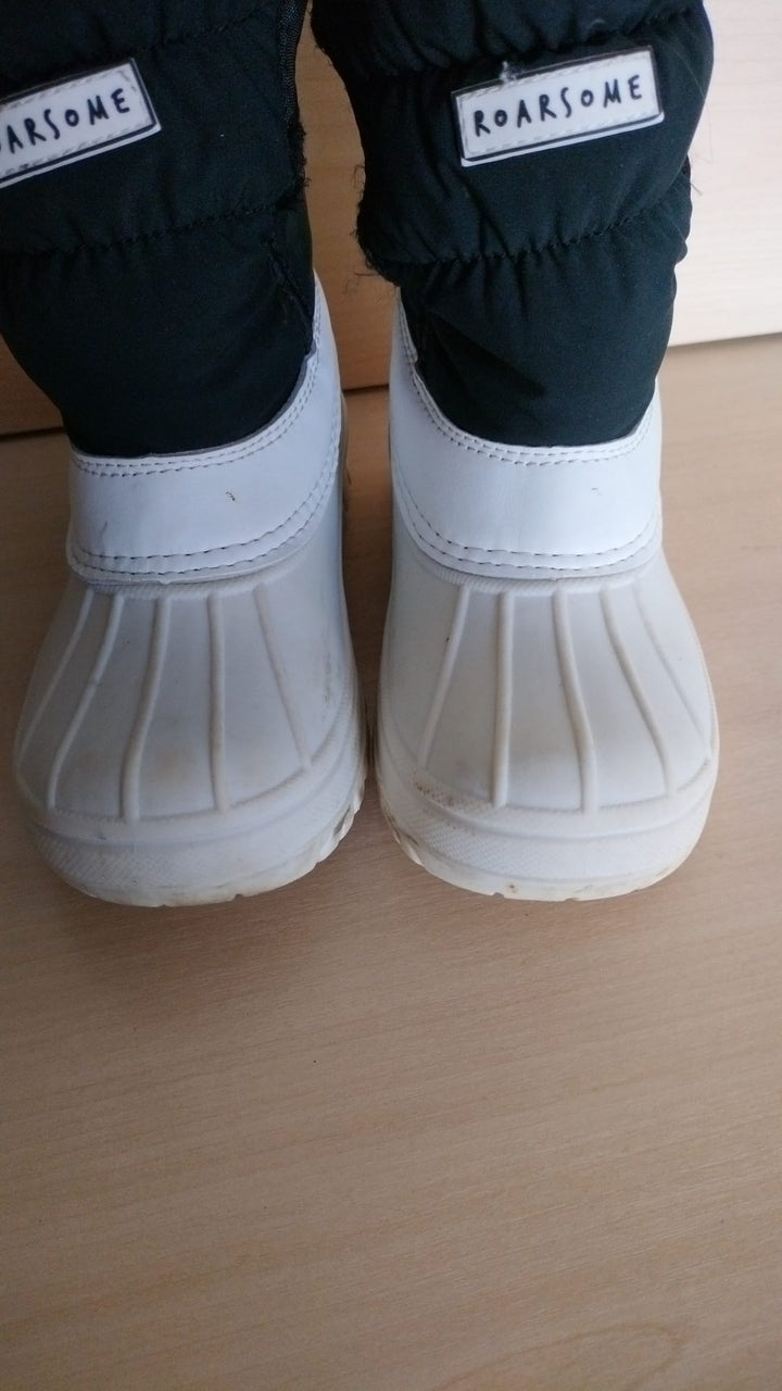 Pre Loved Roarsome (Dinoski) Kids Snow Boots Size EU33 (380)
