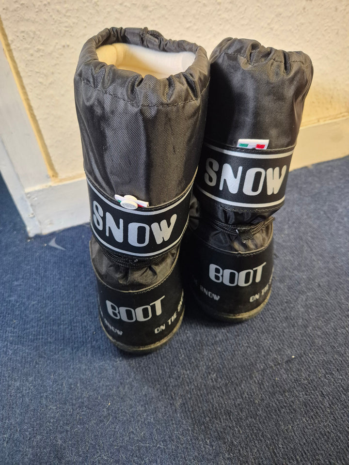 Pre-Loved Manbi Adult Retro Snow Boot Black (1928) 7.5-9